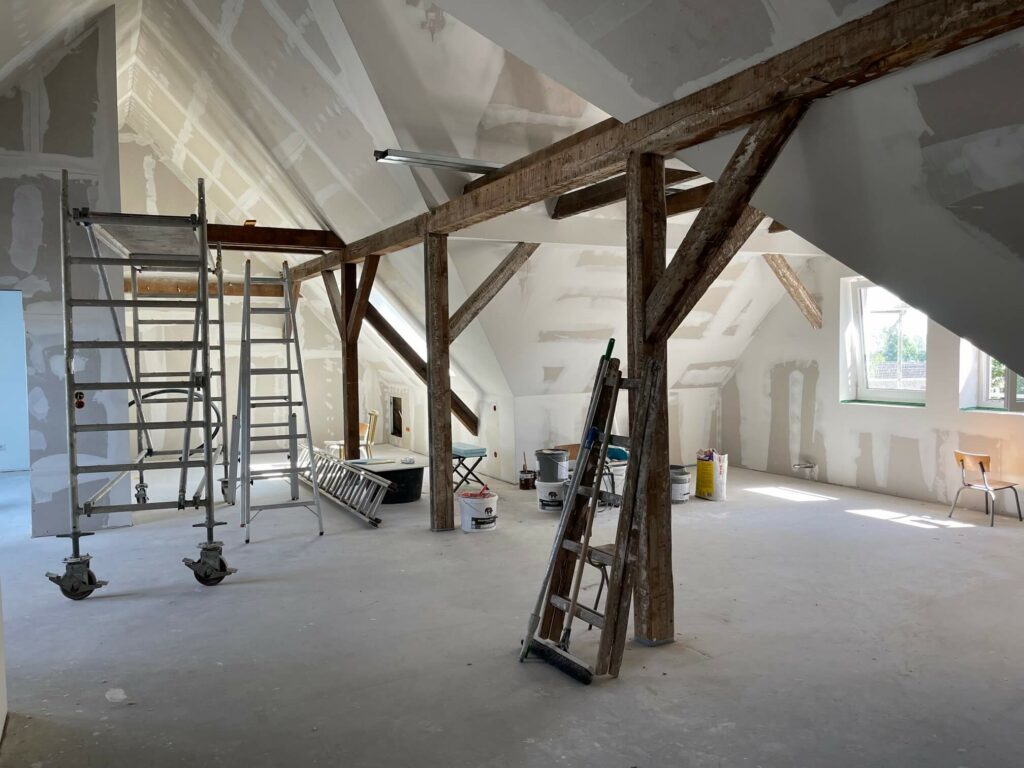 Dachgeschoßausbau zu 2 Eigentumswohnungen im Umfeld von Mittenwalde